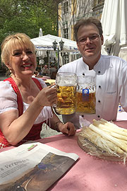 dazu eine Maß Augustiner zum Jubiläums-Preis 5,55 € (©Foto. Martin Schmitz)